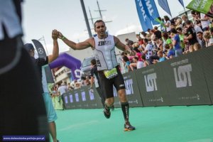 Dyżurny wrocławskiego komisariatu na podium turnieju imprez triatlonowych Enea Tri Tour