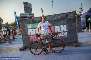 Dyżurny wrocławskiego komisariatu na podium turnieju imprez triatlonowych Enea Tri Tour