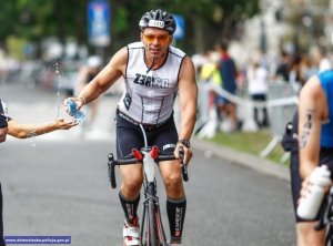 Dyżurny wrocławskiego komisariatu na podium turnieju imprez triatlonowych Enea Tri Tour