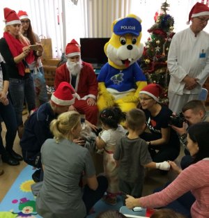 Policjanci z wizytą u chorych dzieci