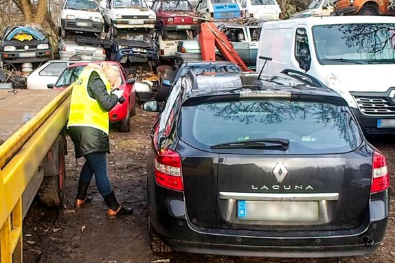 Pościg za skradzionym pojazdem. Pomógł policjant po służbie