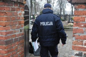 Policjanci zatrzymali podejrzanego o zniszczenie nagrobków na cmentarzu