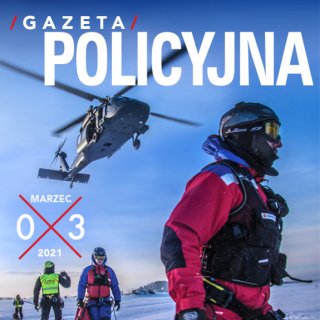 Okładka marcowego numeru Gazety policyjnej przedstawiająca ratowników górskich w trakcie akcji, nad nimi policyjny śmigłowiec Black Hawk