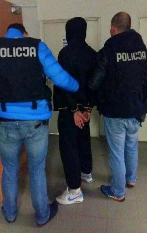 policjanci prowadzą zatrzymanego