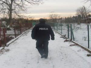 policjant sprawdza miejsca, w których przebywają bezdomni