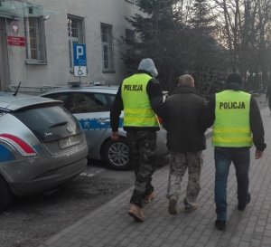 zatrzymany prowadzony przez policjantów