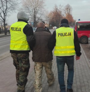 zatrzymany prowadzony przez policjantów