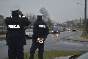 Policjanci podczas kontroli drogowej