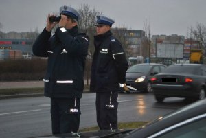 Policjanci podczas kontroli drogowej