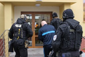 zatrzymany prowadzony przez policjantów