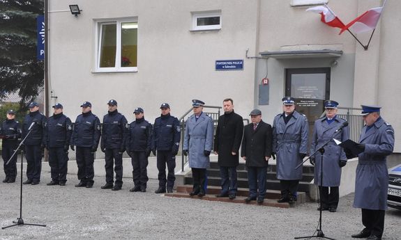 uczestnicy uroczystości stoją przed posterunkiem