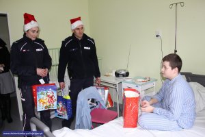 Policjanci ze świątecznymi prezentami i życzeniami odwiedzili najmłodszych pacjentów szpitala
