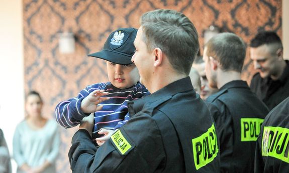 policjant z dzieckiem