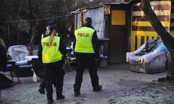 policjanci na posesji