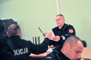 Policjanci w walce z ptasią grypą