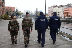 Wspólny patrol policjantów z francuskimi żandarmami