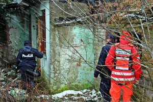 policjanci sprawdzają miejsca przebywania osób zagrożonych zamarznięciem