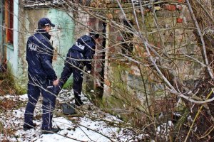 policjanci sprawdzają miejsca przebywania osób zagrożonych zamarznięciem