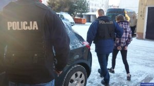 zatrzymana prowadzona przez policjantów