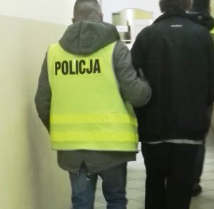 zatrzymany prowadzony przez policjanta