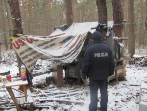 policjant sprawdza miejsce przebywania bezdomnych