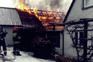 Pożar budynku z którego policjanci wydobyli trzy osoby