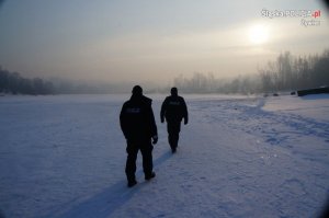 Policjanci ostrzegają przed wchodzeniem na lód - Żywiec