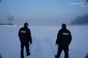 Policjanci ostrzegają przed wchodzeniem na lód - Żywiec