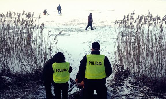 Policjanci ostrzegają przed wchodzeniem na lód