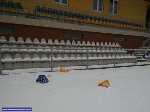 zniszczone krzesełka na obiekcie sportowym