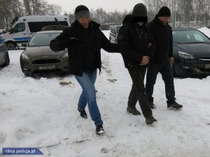 zatrzymany prowadzony przez policjantów