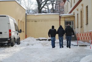 zatrzymany prowadzony przez policjantów