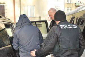 zatrzymany prowadzony przez policjantów