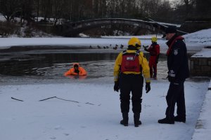 Pokazy ratownictwa nad Jeziorem Rusałka w szczecińskim parku Kasprowicza
