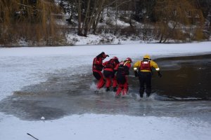 Pokazy ratownictwa nad Jeziorem Rusałka w szczecińskim parku Kasprowicza