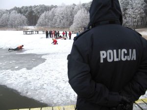 Zimowe pokazy służb ratowniczych nad Jeziorem Czarnym we Włocławku