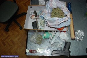 zabezpieczone narkotyki, broń i pieniądze