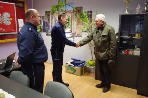 mieszkaniec Wałcza przyjmuje gratulacje