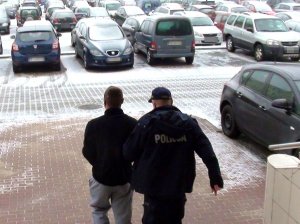 prowadzenie podejrzanego przez policjanta