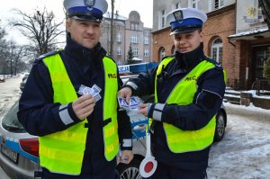 Policjanci rozdają odblaski