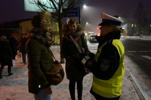 Policjanci rozdają odblaski