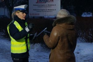 Policjanci rozdają odblaski