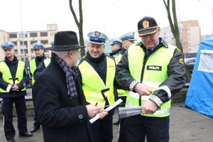 Policjanci rozdają odblaski