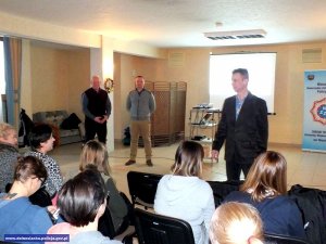 Policjanci uczą pracowników socjalnych, jak radzić sobie w sytuacjach zagrożenia ze strony agresywnych osób