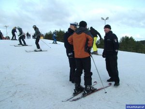 policjanci pilnują bezpieczeństwa na stokach narciarskich