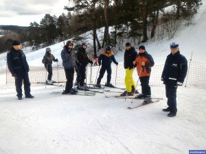 policjanci pilnują bezpieczeństwa na stokach narciarskich