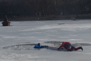 Wspólne pokazy służb na stawie w inowrocławskich Solankach