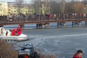 Wspólne pokazy służb na stawie w inowrocławskich Solankach