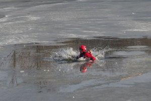 Wspólne pokazy służb na stawie w inowrocławskich Solankach