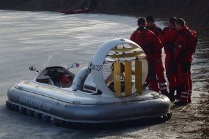 Wspólne pokazy służb na stawie w inowrocławskich Solankach